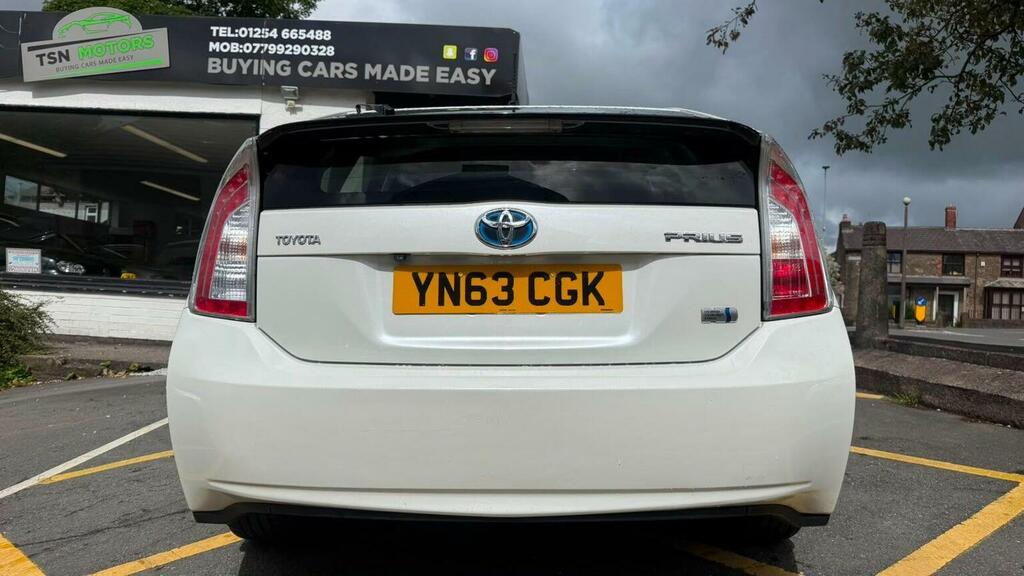 Toyota Prius Hatchback Black #24