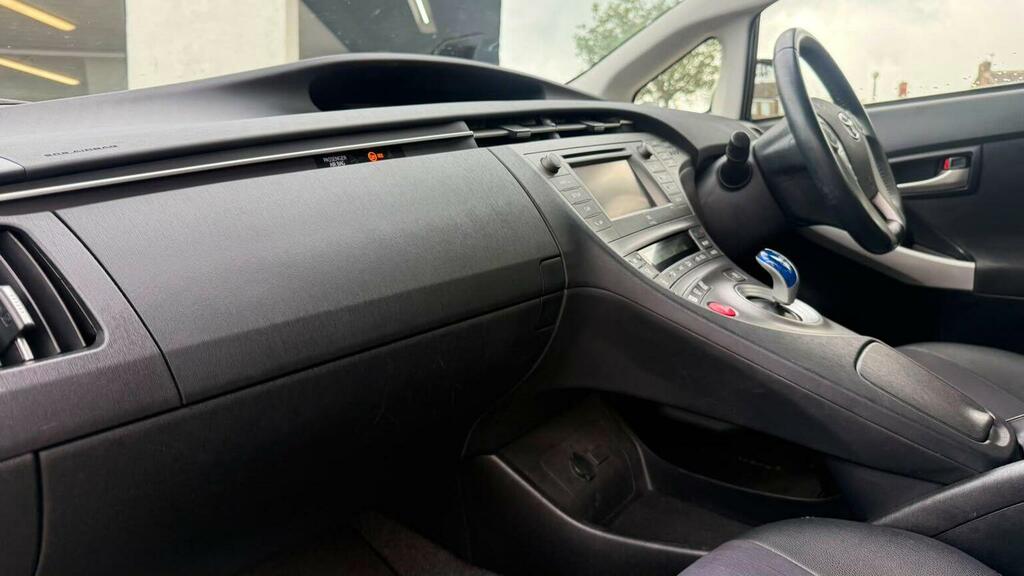 Toyota Prius Hatchback Black #32