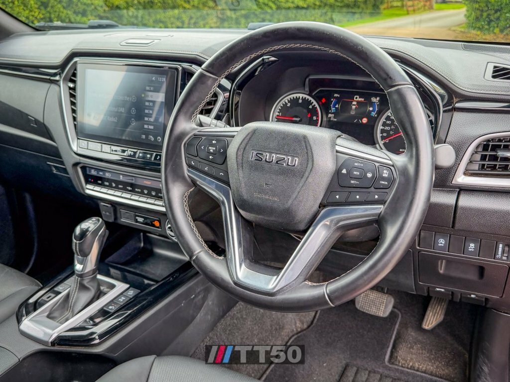 Isuzu D-Max 1.9L V-cross Red #5