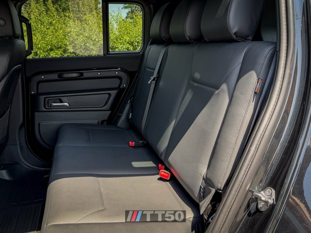 Land Rover Defender 3L Se Black #3