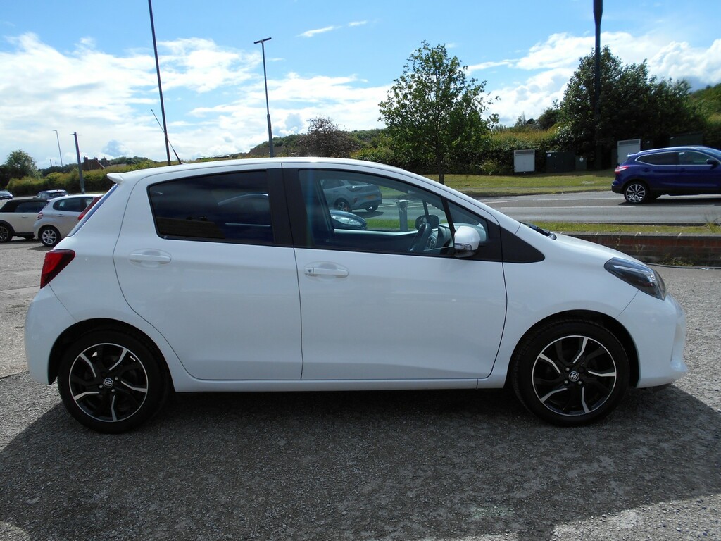 Toyota Yaris Hatchback 1.3 Dual Vvt-i Design 201665 MH65SXY White #4