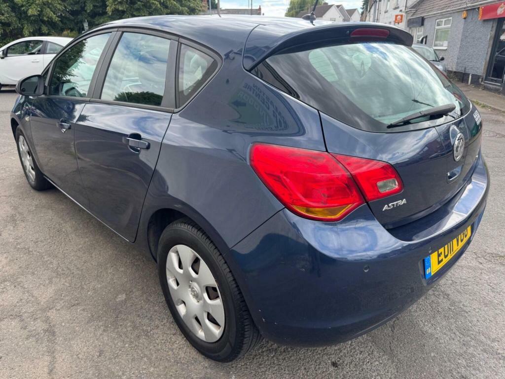 Vauxhall Astra Se 5-Door White #29