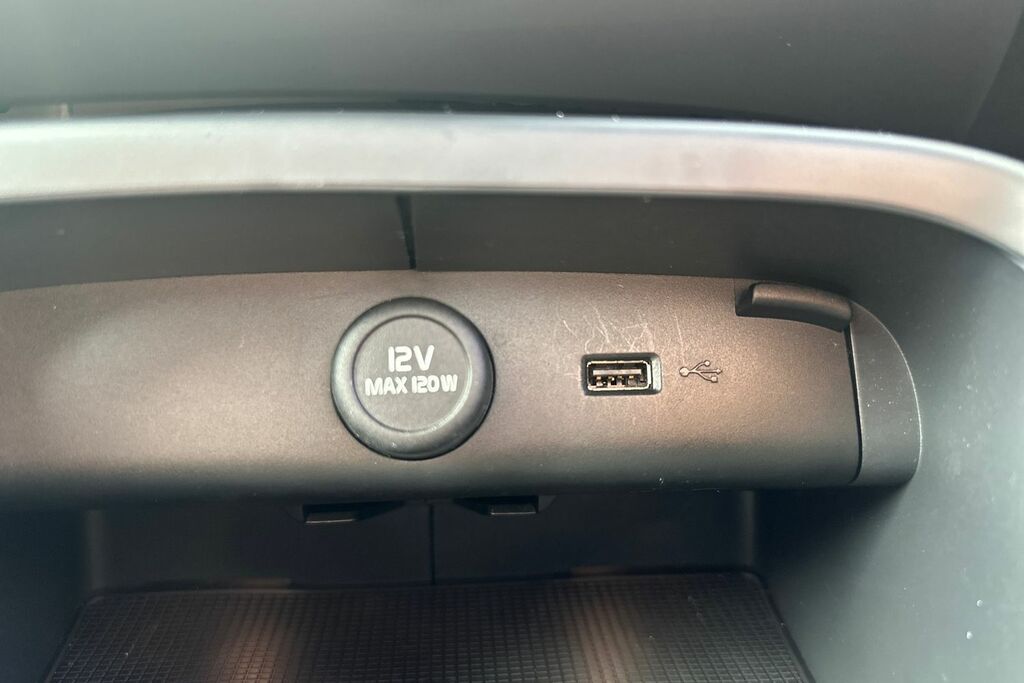 Volvo XC40 Estate White #20