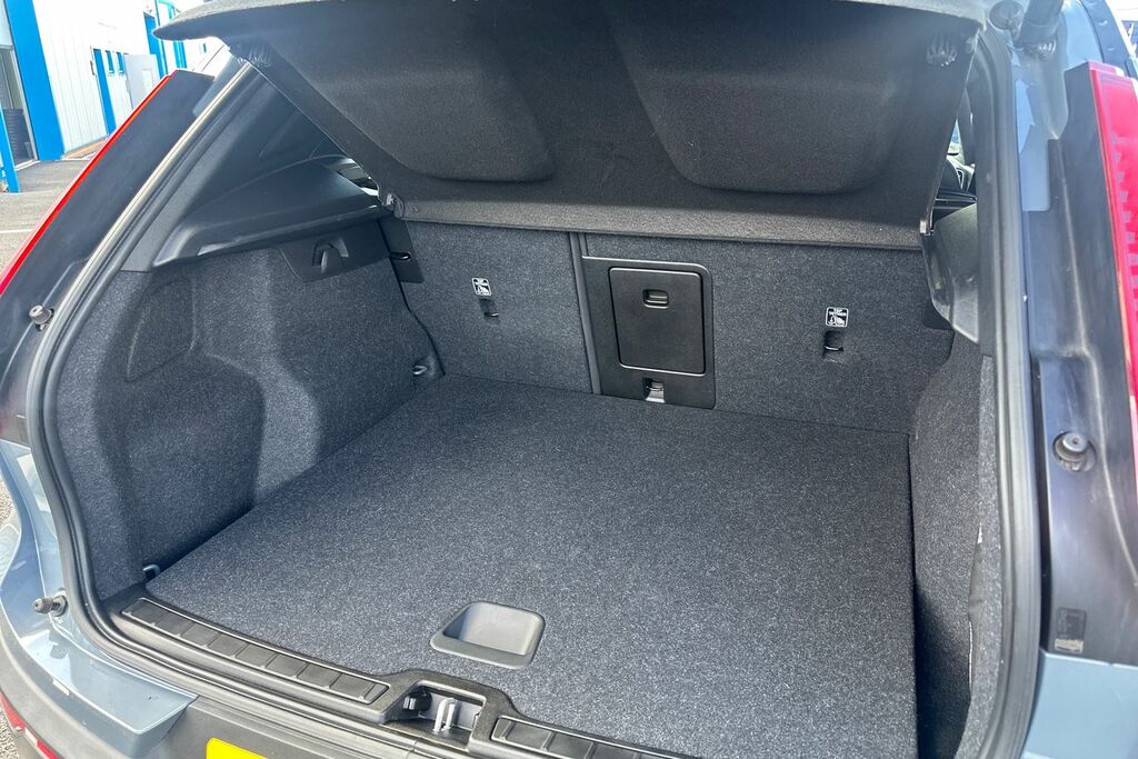 Volvo XC40 Estate White #35