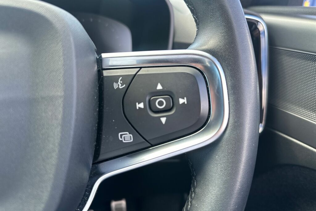 Volvo XC40 Estate White #24