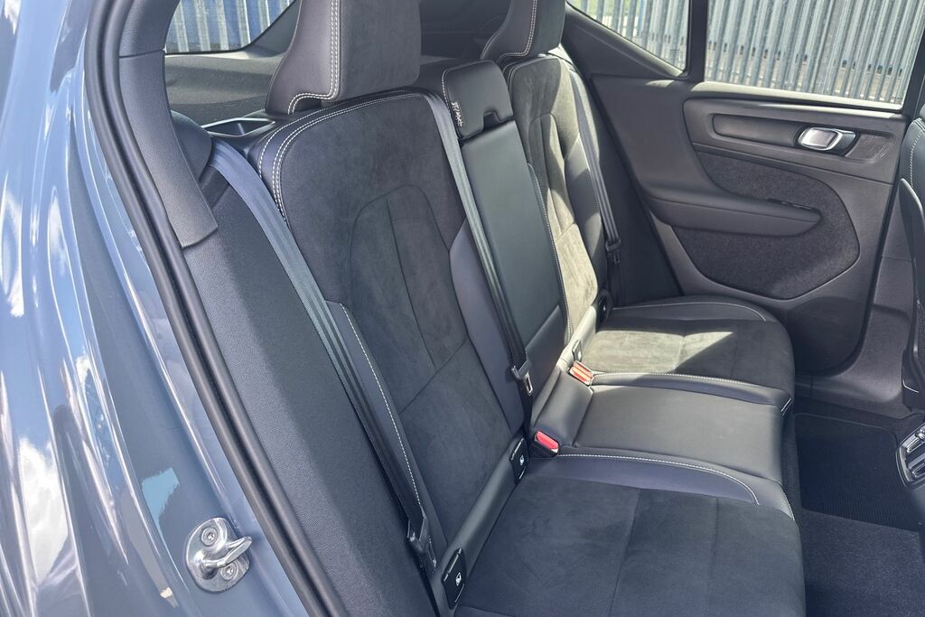 Volvo XC40 Estate White #31
