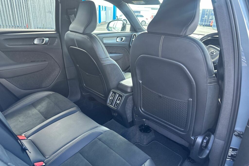Volvo XC40 Estate White #32