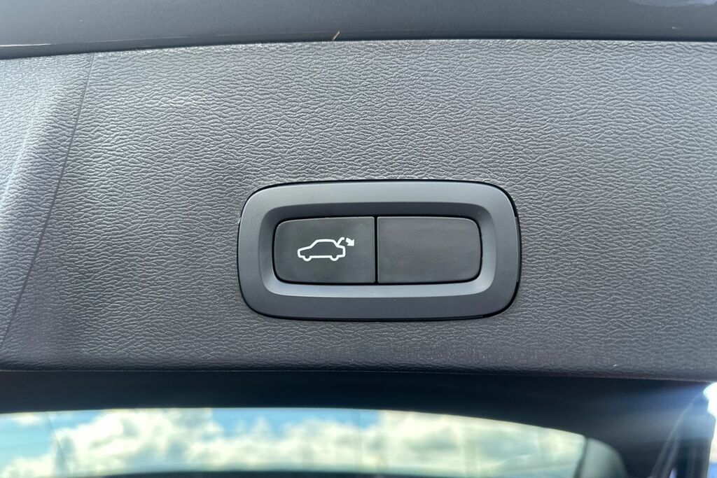 Volvo XC40 Estate White #38