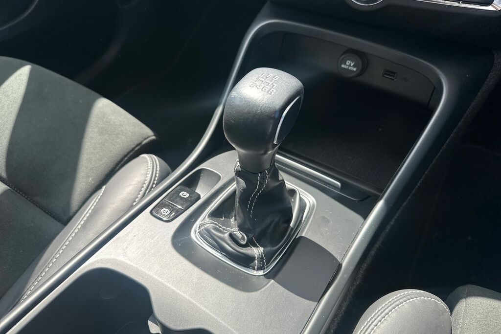 Volvo XC40 Estate White #14