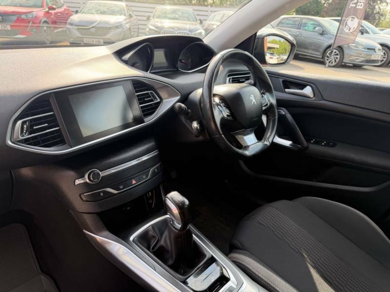 Peugeot 308 1.2 Puretech 110 Active Red #5