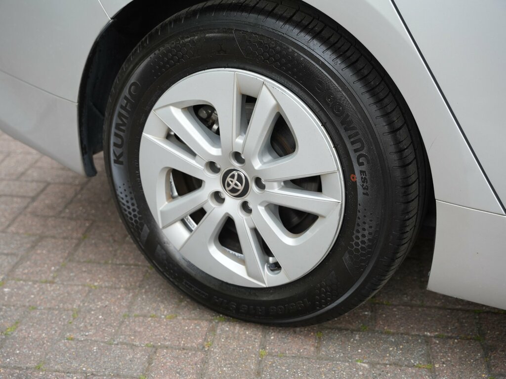 Toyota Prius 1.8 Active Hybrid 5-Dr Hatchback Silver #17