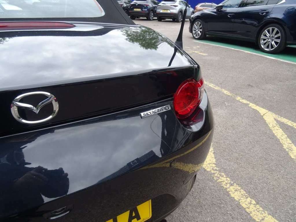 Mazda MX-5 1.5 132 Se-l Red #7