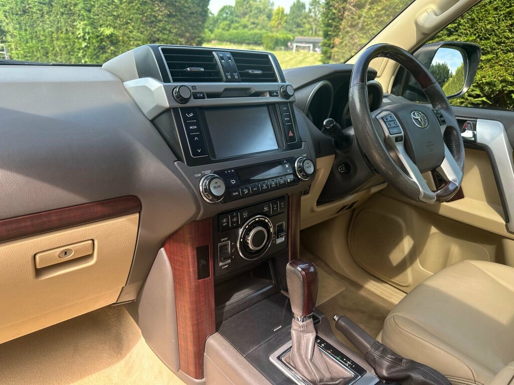 Toyota Land Cruiser 3.0 D-4d Invincible 4 White #74