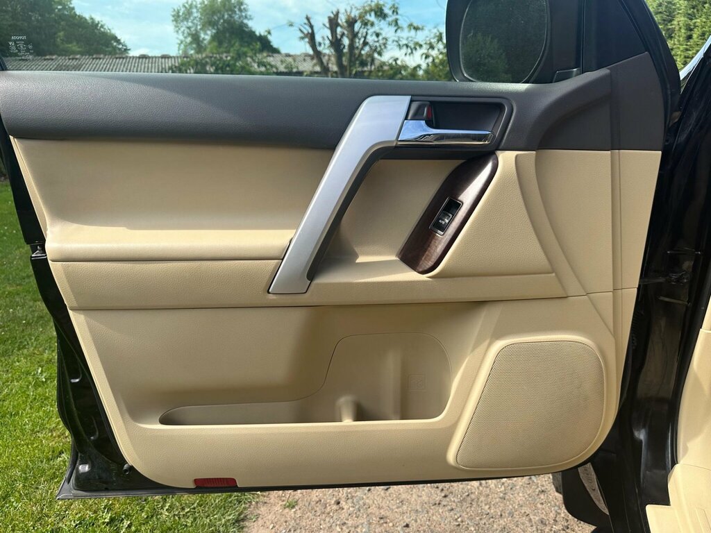 Toyota Land Cruiser 3.0 D-4d Invincible 4 White #72