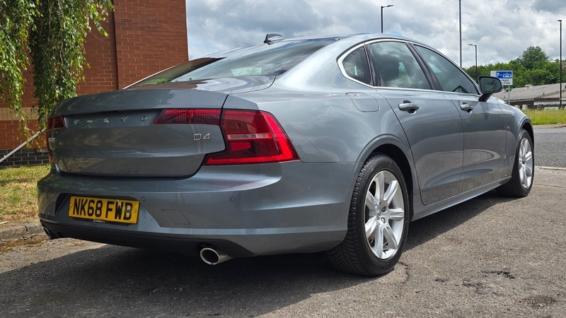 Volvo S90 2.0 D4 Momentum Saloon NK68FWB Grey #4