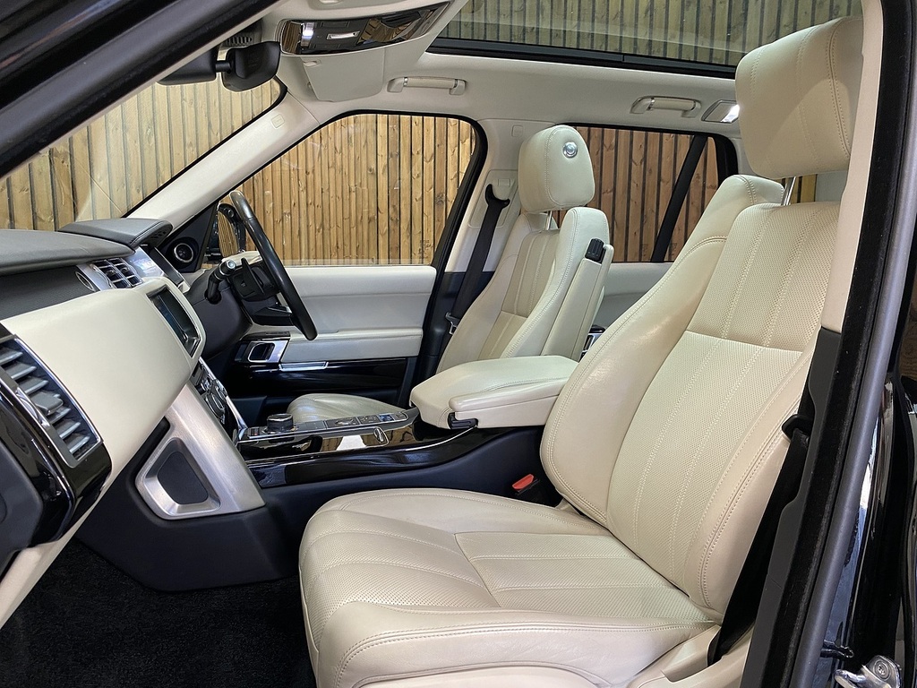 Land Rover Range Rover Td V6 Vogue YK67HBM Black #2