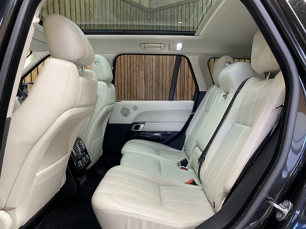 Land Rover Range Rover Td V6 Vogue YK67HBM Black #4