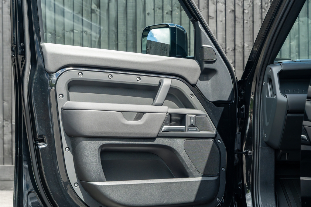 Land Rover Defender 110 X-dynamic Hse Black #41