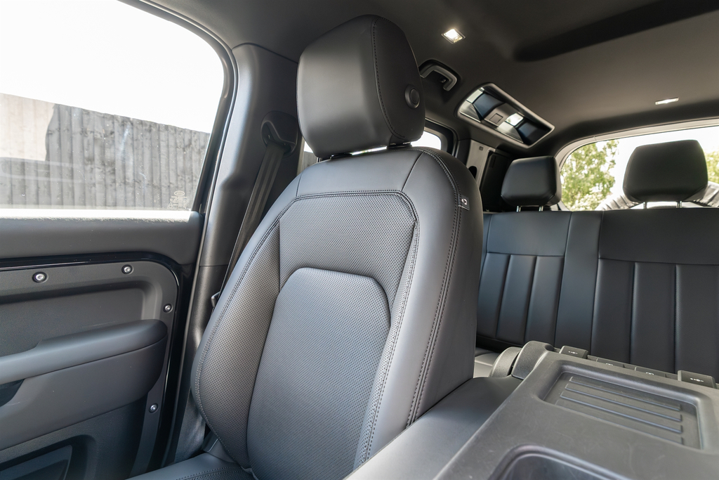 Land Rover Defender 110 X-dynamic Hse Black #40