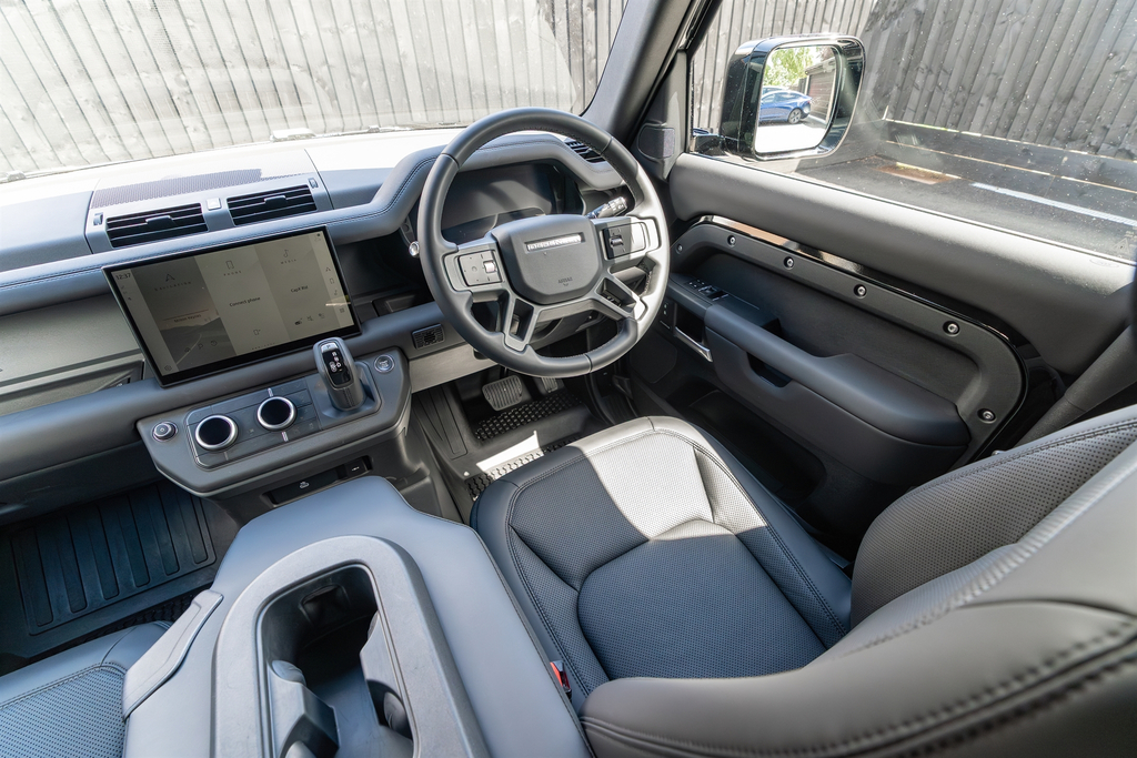Land Rover Defender 110 X-dynamic Hse Black #31