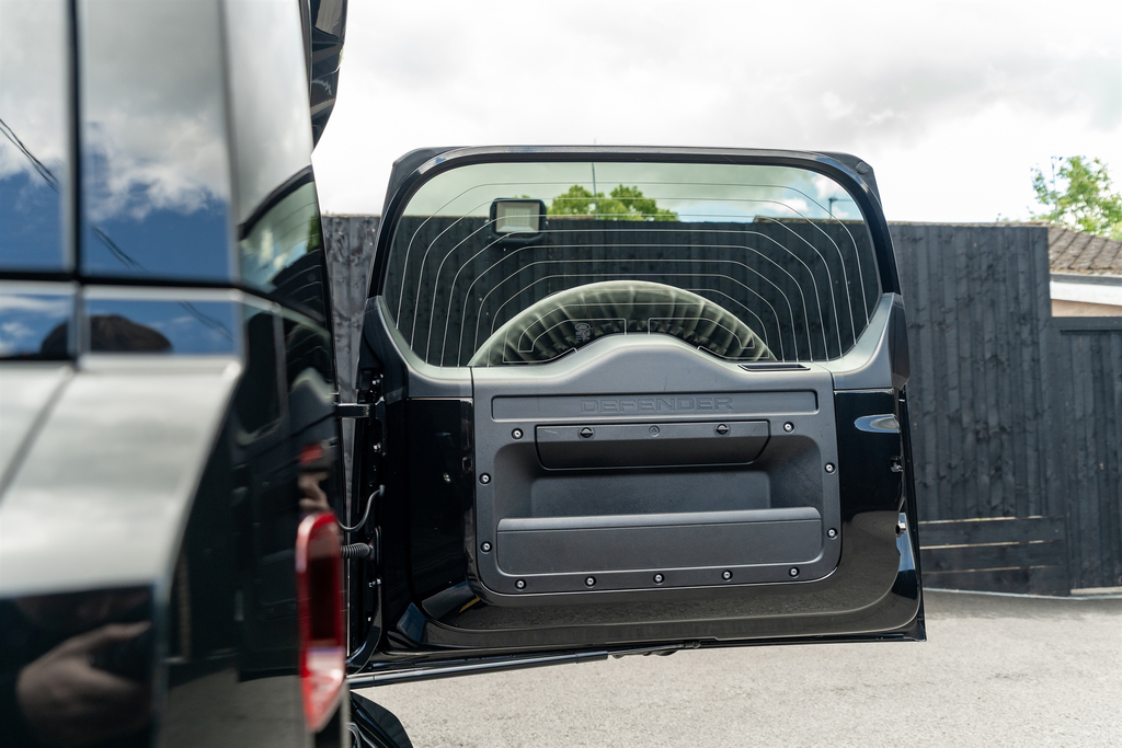 Land Rover Defender 110 X-dynamic Hse Black #54