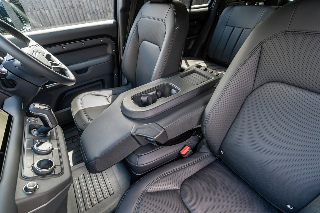 Land Rover Defender 110 X-dynamic Hse Black #38