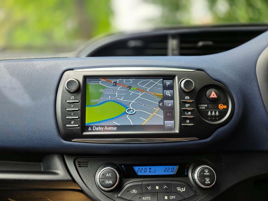 Toyota Yaris 1.5 Vvt-h Blue Bi-tone E-cvt Euro 6 S S Blue #2