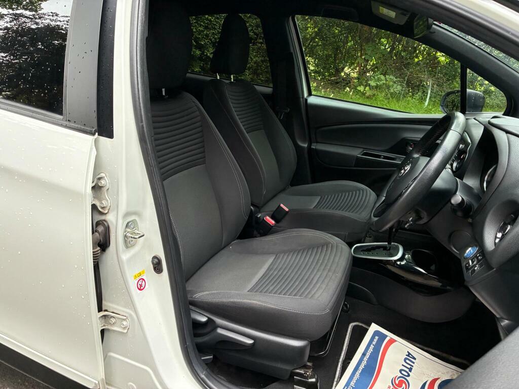 Toyota Yaris 1.5 Vvt-h Blue Bi-tone E-cvt Euro 6 S S White #4