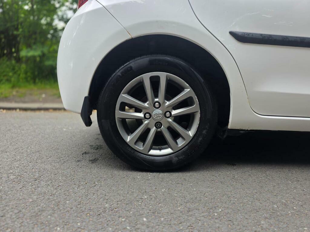 Toyota Yaris White #24