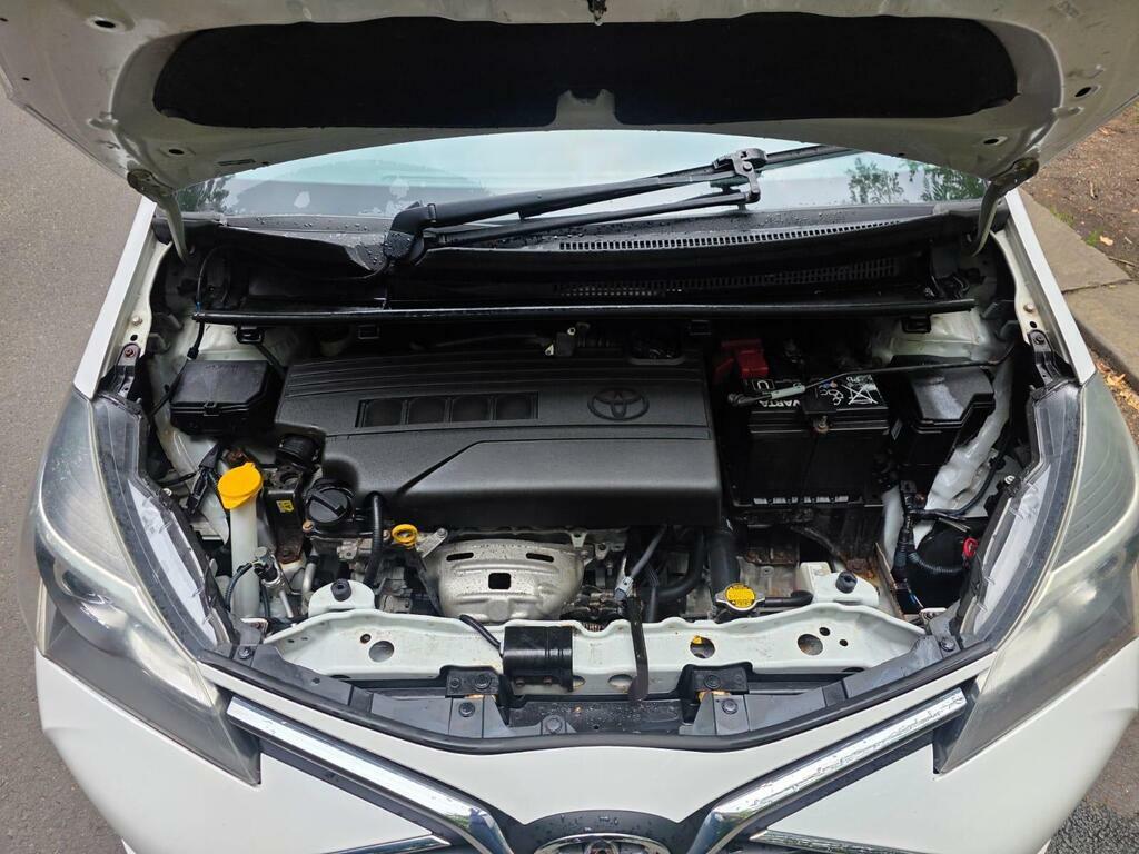 Toyota Yaris White #27