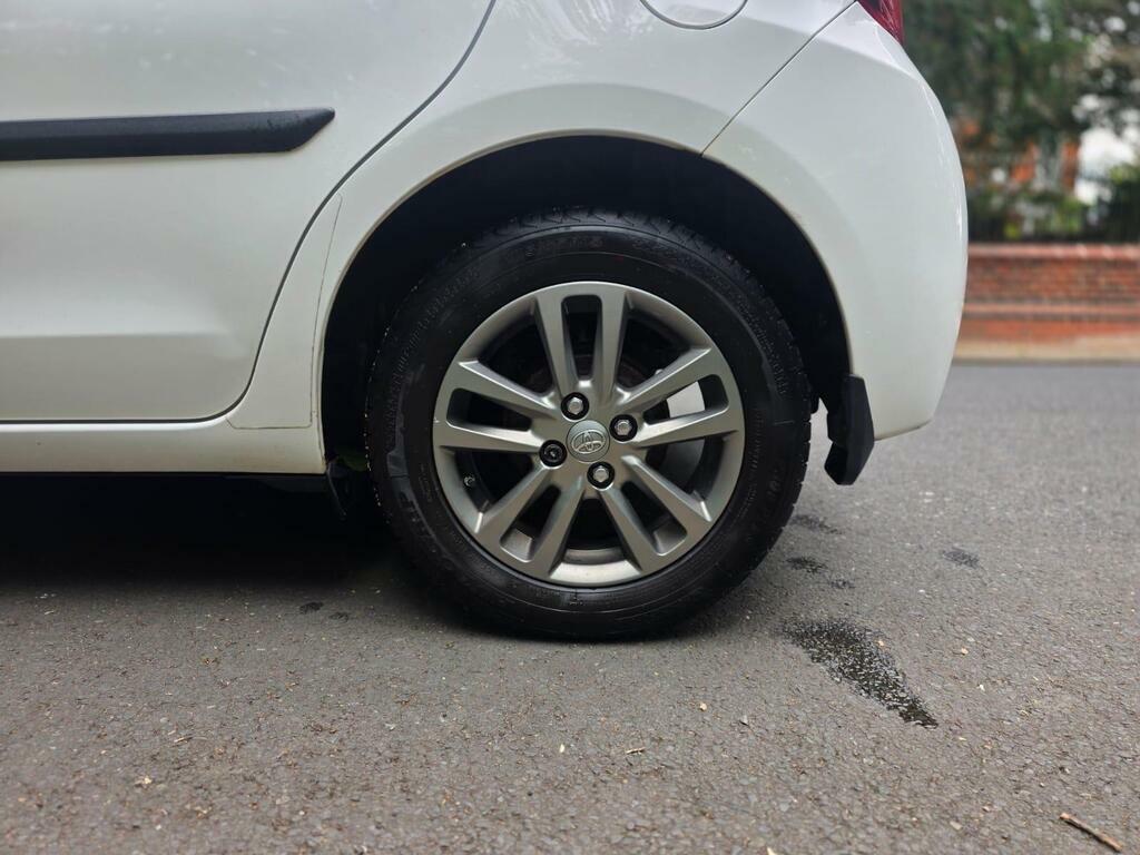 Toyota Yaris White #26