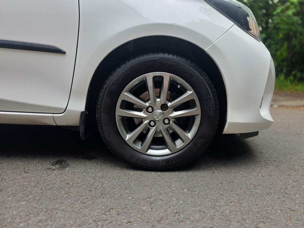 Toyota Yaris White #25