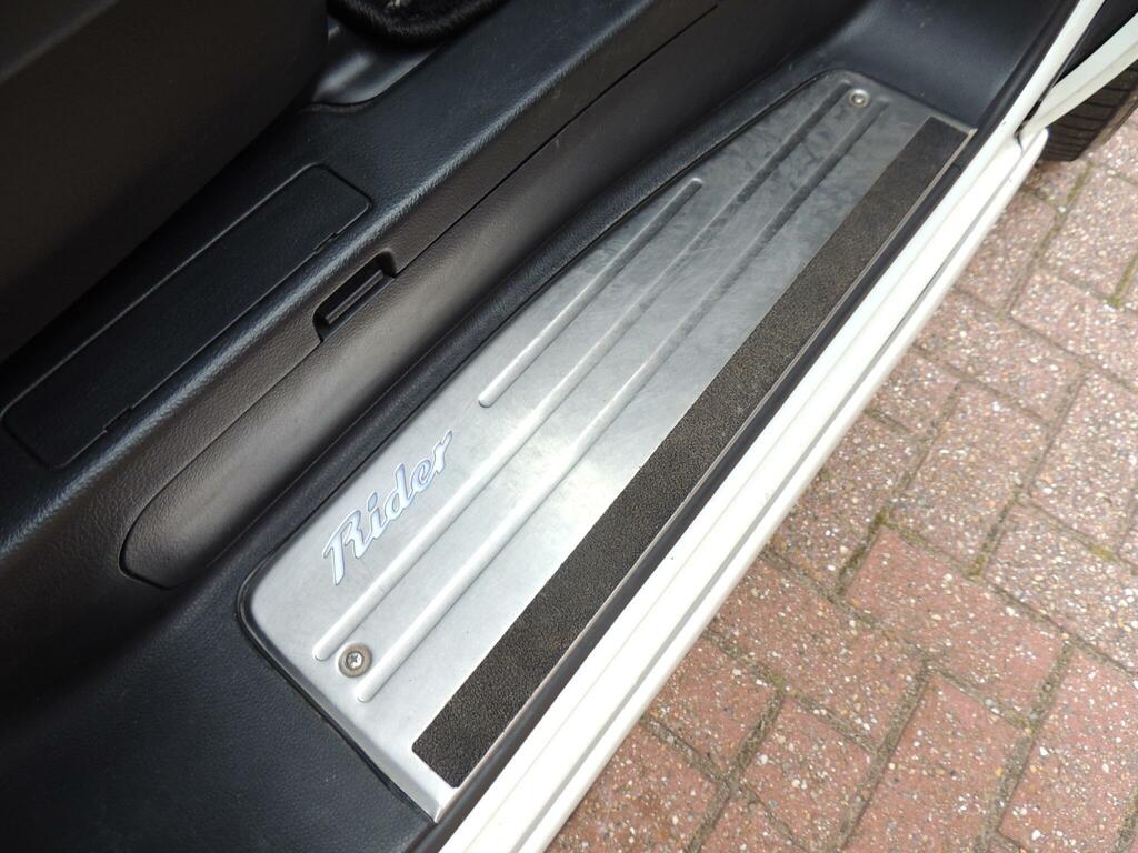Nissan Elgrand 7 Seater High Silver #42