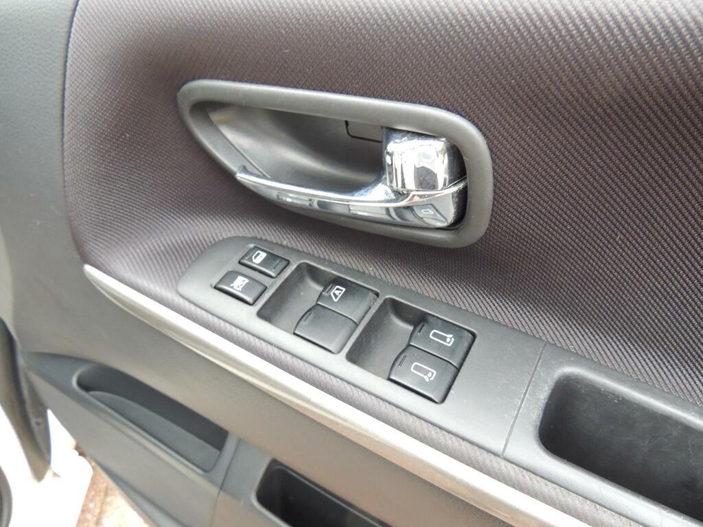 Nissan Elgrand 7 Seater High Silver #45