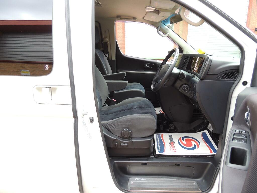 Nissan Elgrand 7 Seater High Silver #40