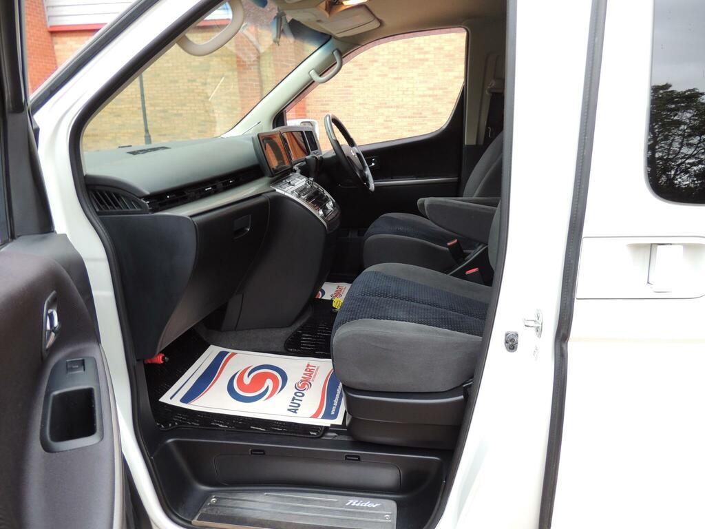 Nissan Elgrand 7 Seater High Silver #68