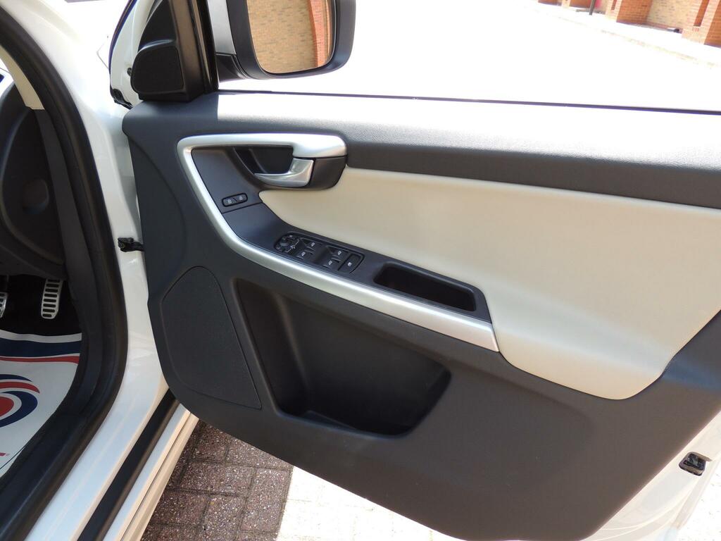 Volvo XC60 D Drive R-design 5-Door Red #50
