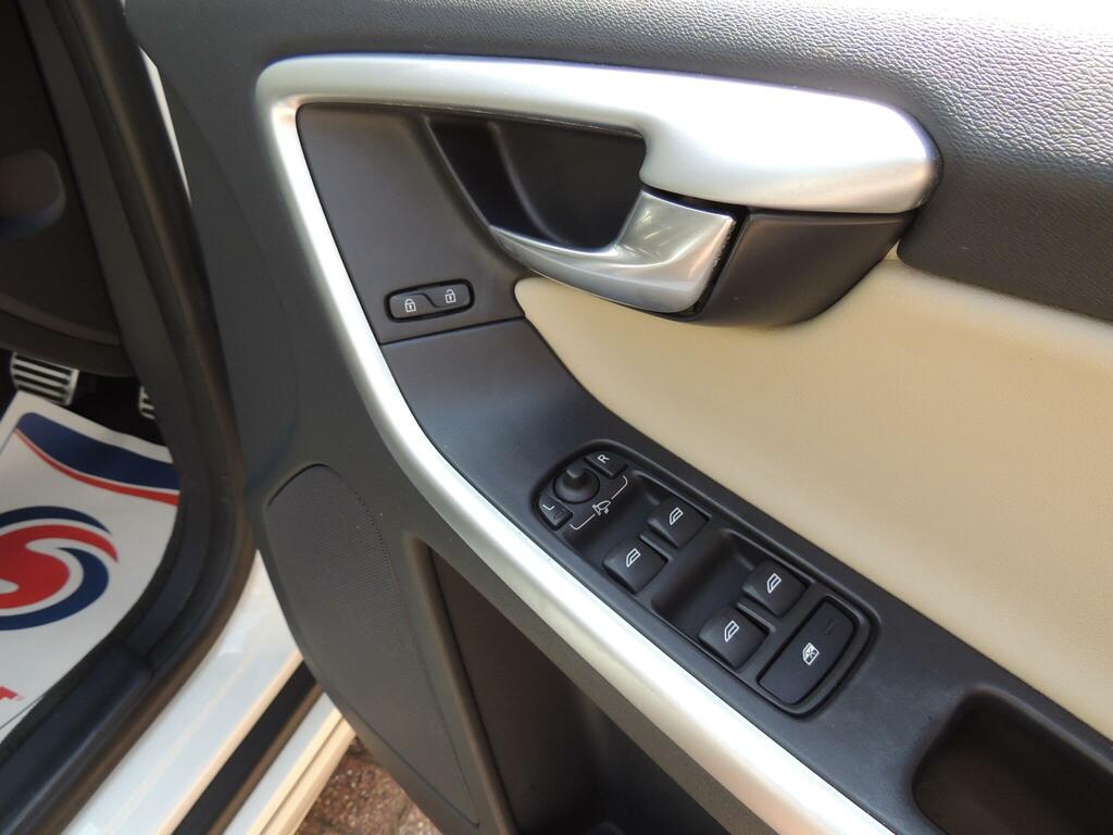 Volvo XC60 D Drive R-design 5-Door Red #51