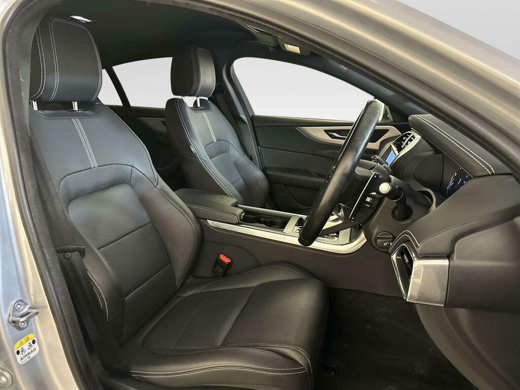 Jaguar XE 2.0 D200 R-dynamic Se Black Grey #11
