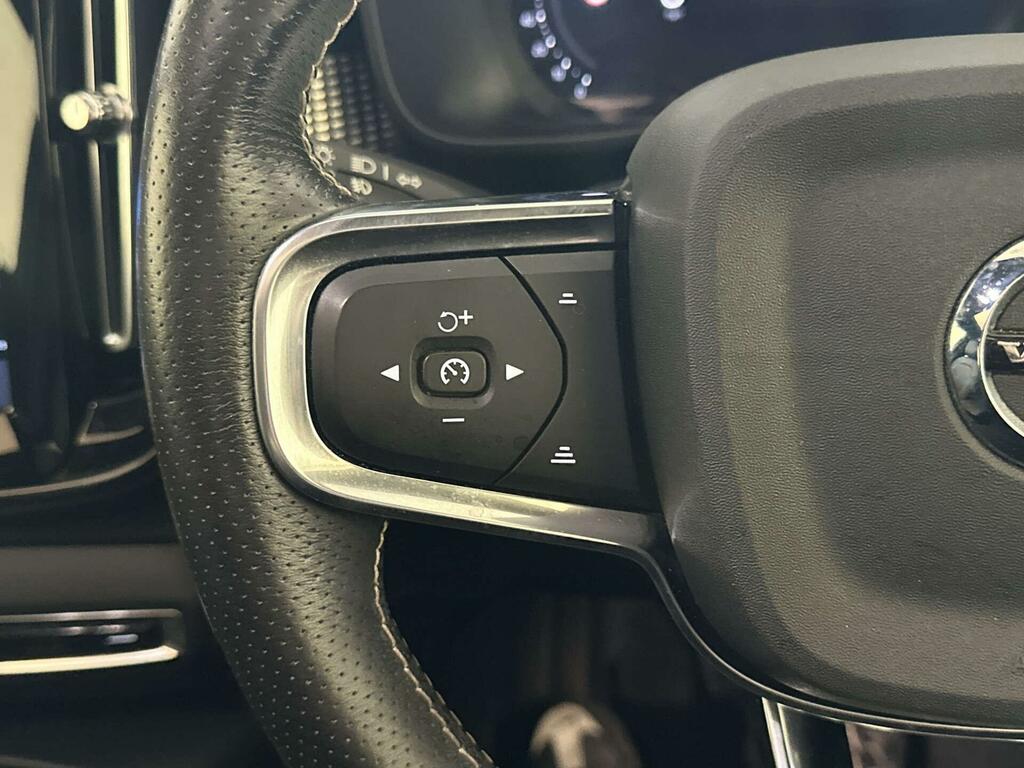 Volvo XC40 R Design Red #16