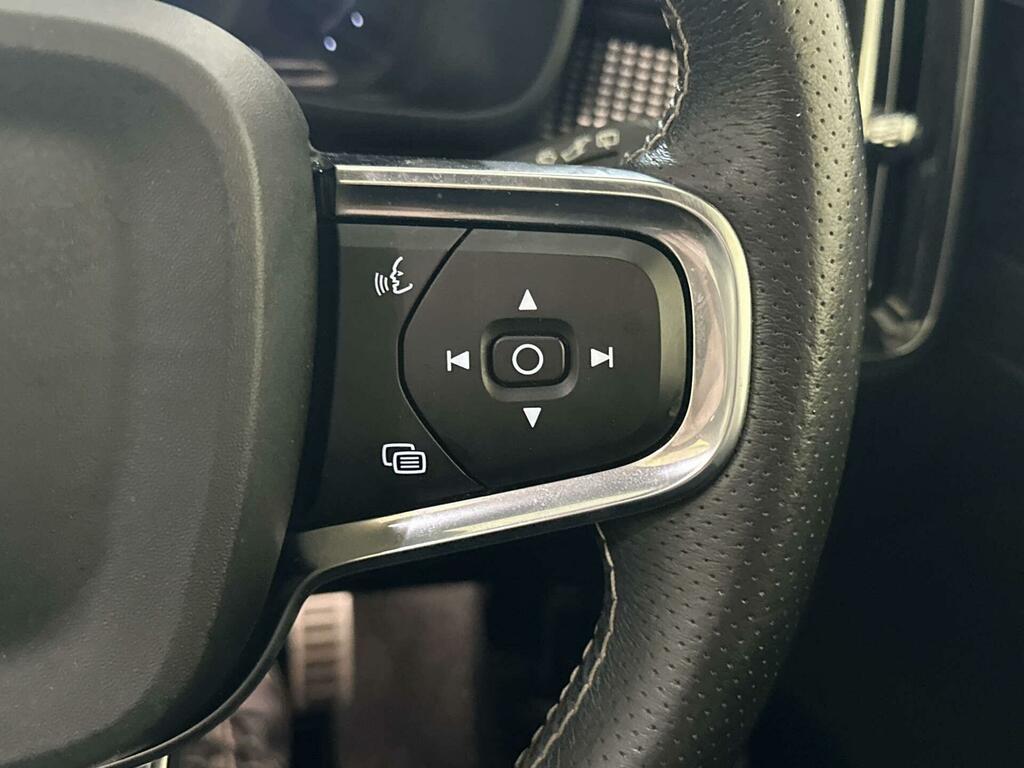 Volvo XC40 R Design Red #18