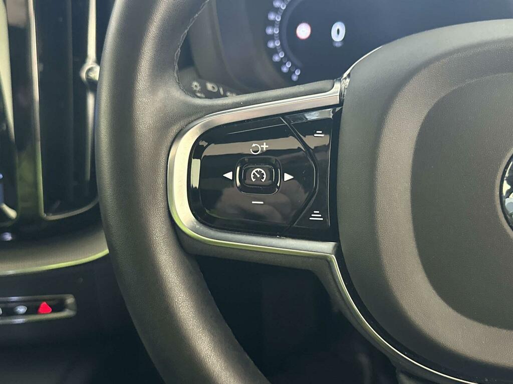Volvo XC60 Plus Red #16