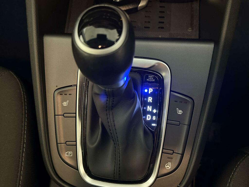 Hyundai Kona Hatchback White #23