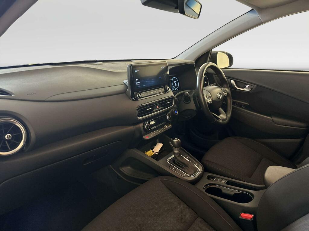 Hyundai Kona Hatchback White #10