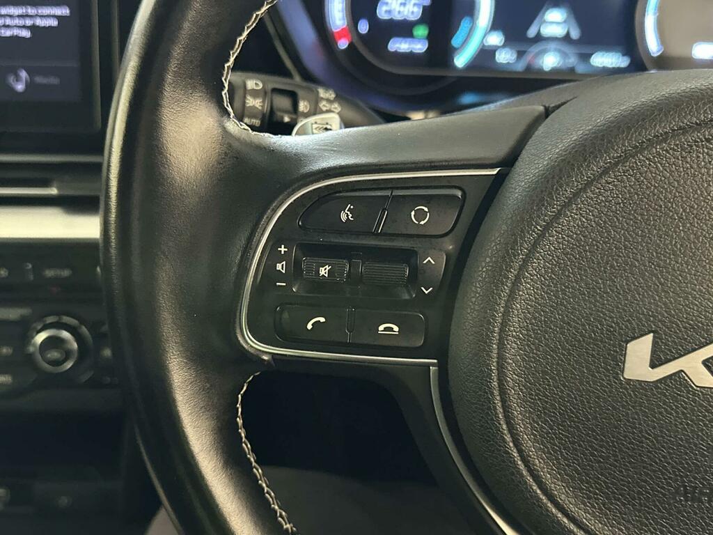 Kia e-Niro 64.8Kwh 4 Suv White #15