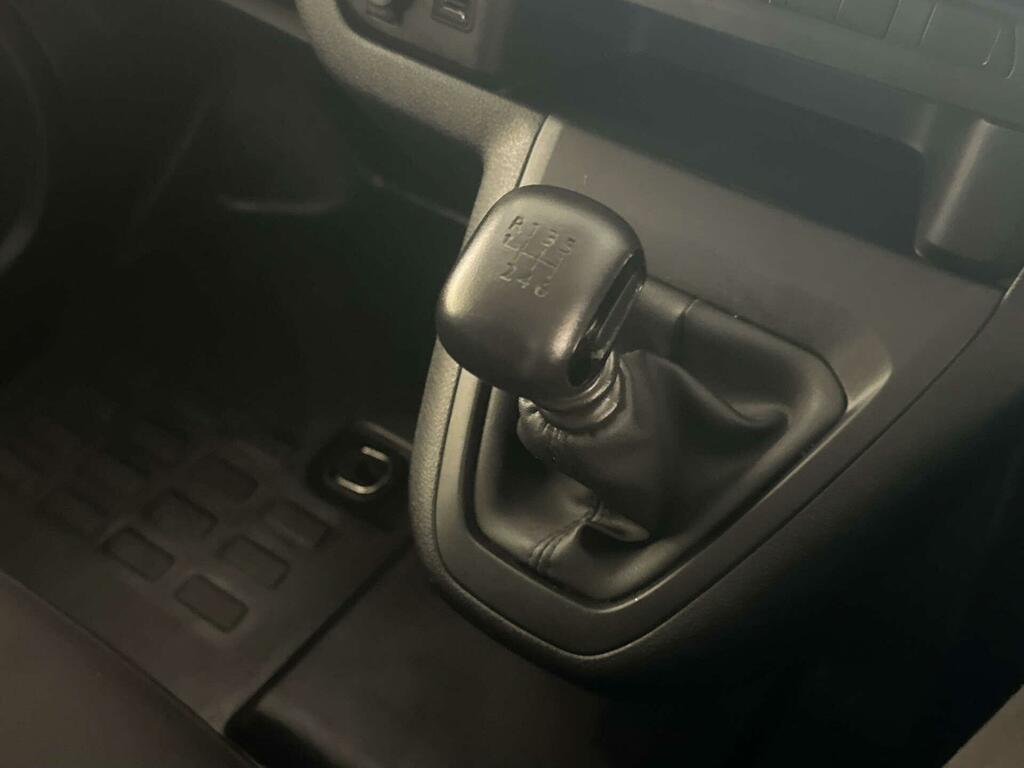 Vauxhall Vivaro Pro White #22