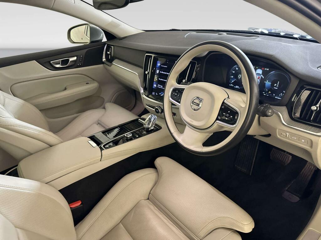 Volvo V60 2.0 B3p Momentum 7 Speed Black #13
