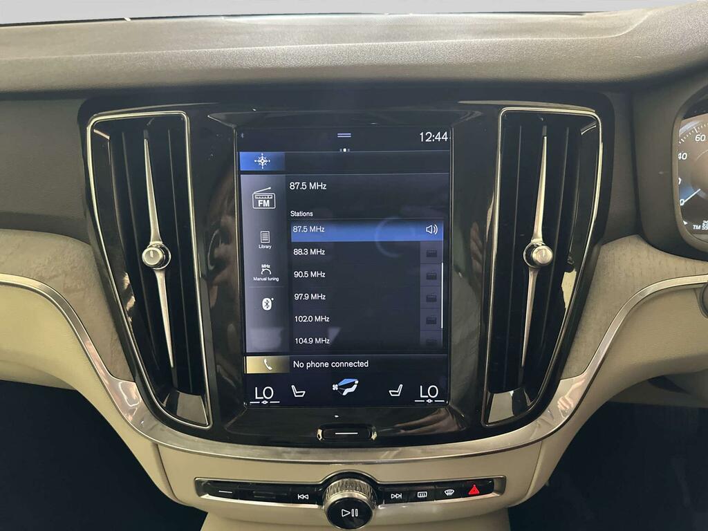 Volvo V60 2.0 B3p Momentum 7 Speed Black #21