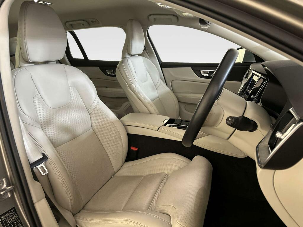 Volvo V60 2.0 B3p Momentum 7 Speed Black #11