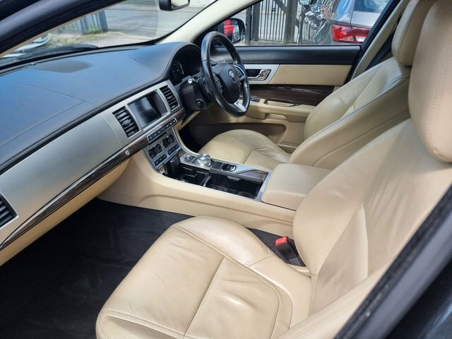 Jaguar XF 3L Portfolio Black #21
